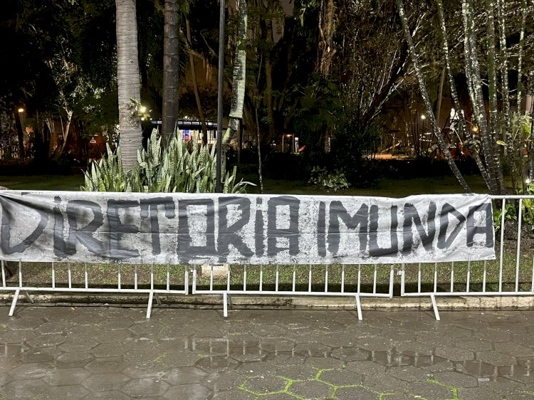Faixas contra a diretoria são estendidas no Parque São Jorge; veja fotos