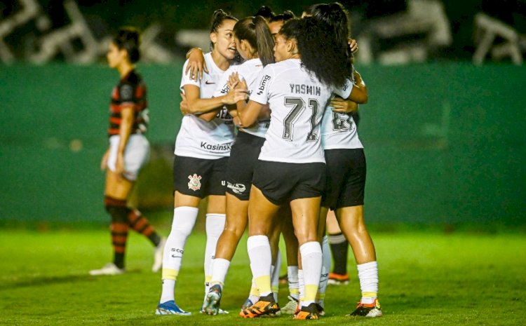 Corinthians vence Flamengo de virada e segue  imbatível no Brasileirão